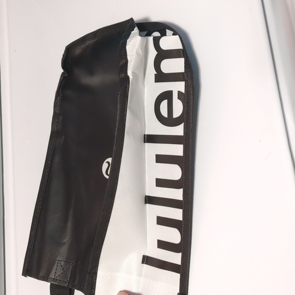 FREE WITH PURCHASE Lululemon shopping bag - Picture 4 of 8